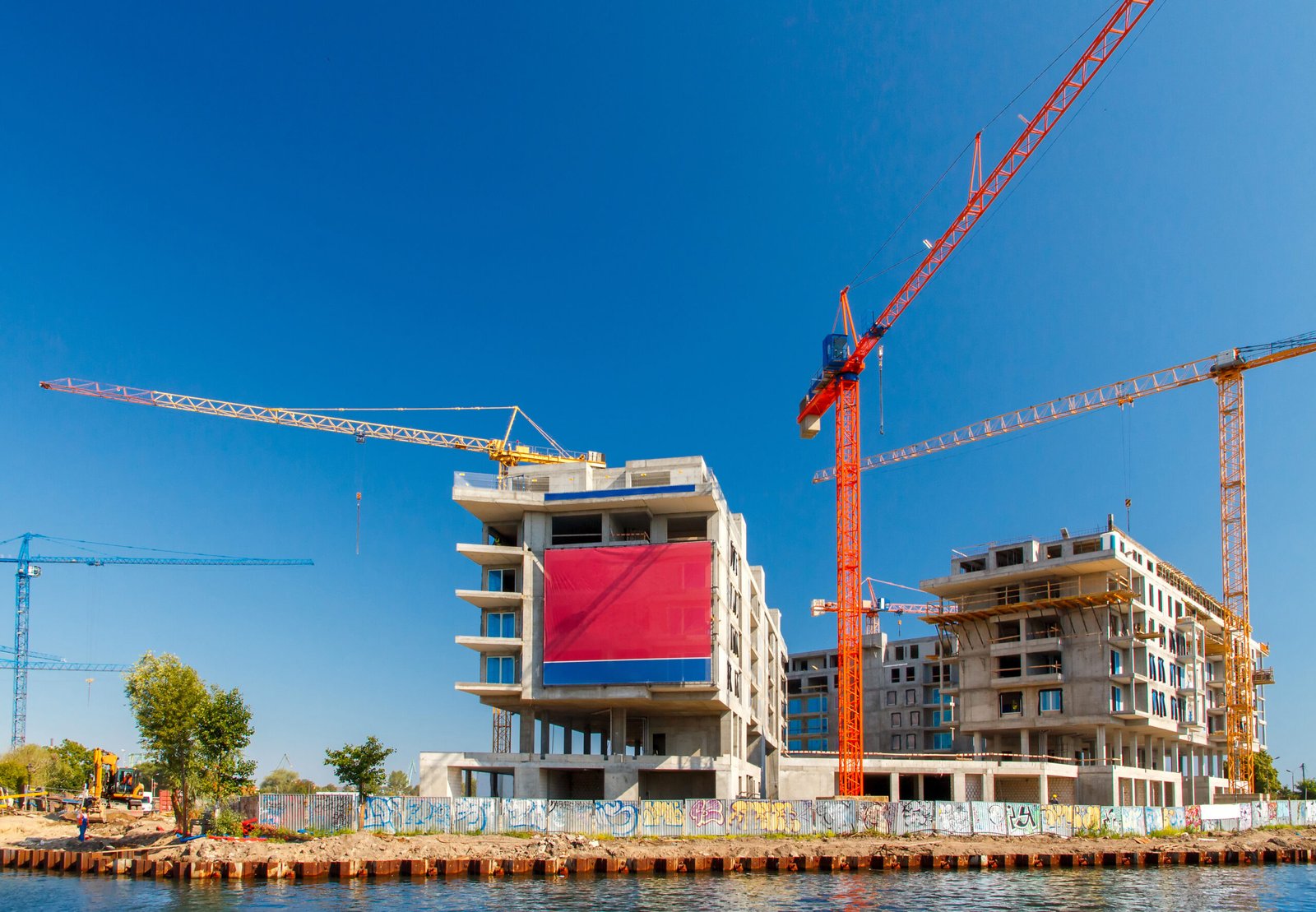 construction-site-on-a-bright-day-by-the-water-2026-03-25-22-46-15-utc