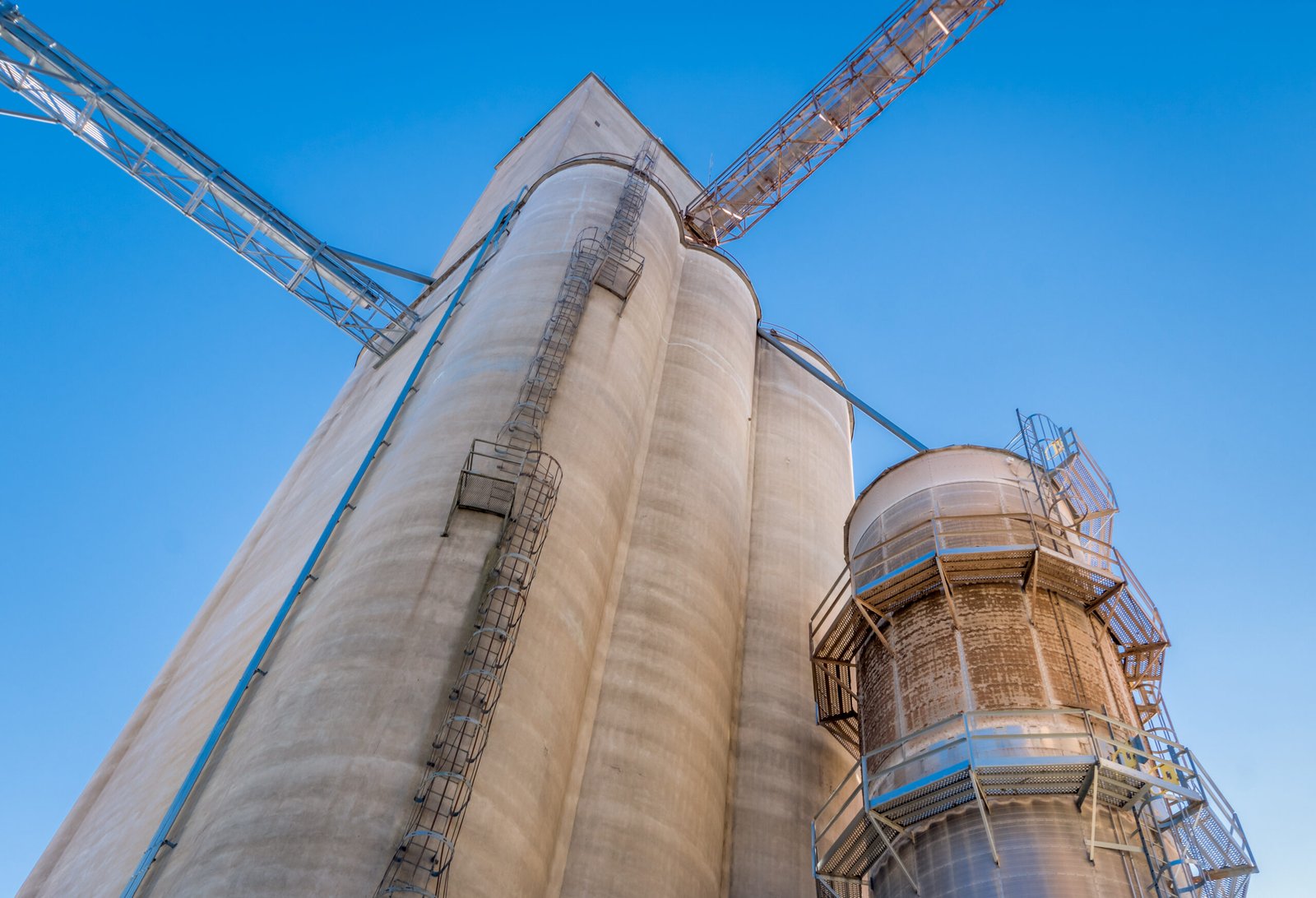 upward-view-of-grain-elevator-in-the-american-midw-2026-03-09-02-37-51-utc